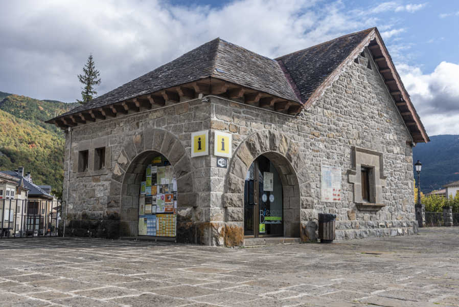 Huesca - Biescas 4 - oficina de información.jpg